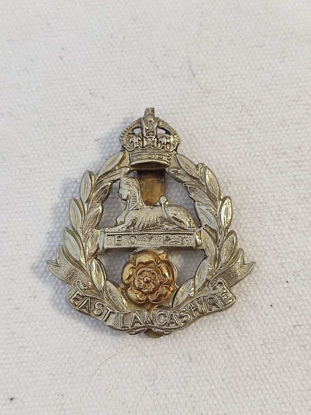 WW2 British East Lancashire Regiment Cap Badge - imilitaria.