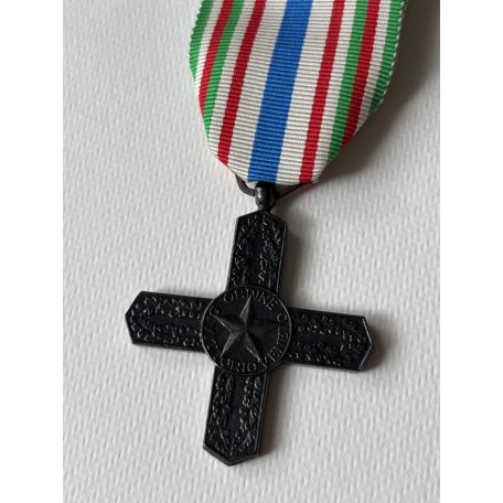 Italy Cross of the Order of Vittorio Veneto Medal 1918-1968 in case